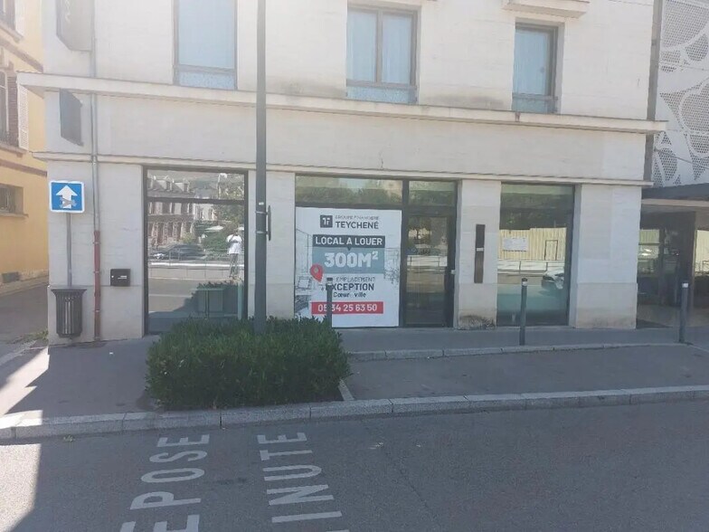 Retail in Chartres for lease - Building Photo - Image 1 of 3