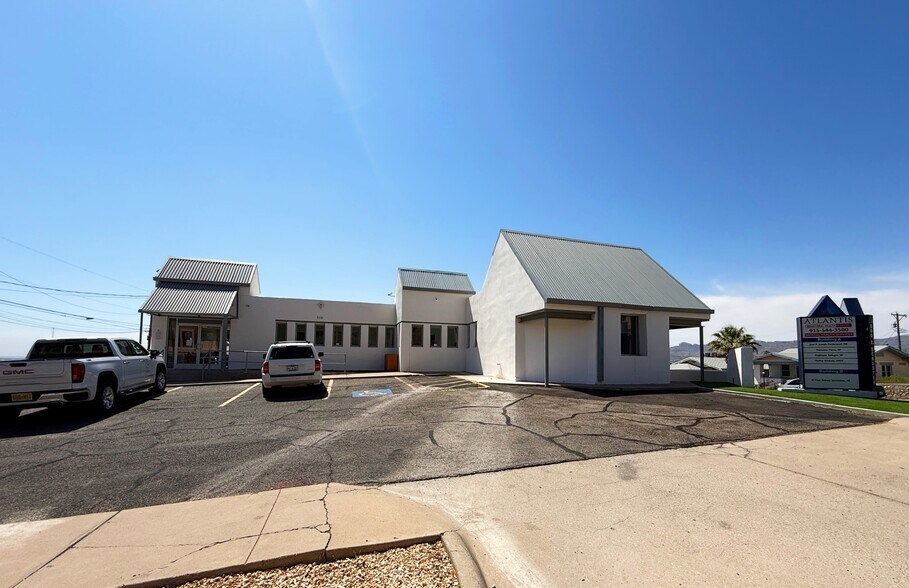 500 E Schuster Ave, El Paso, TX for lease - Building Photo - Image 1 of 15