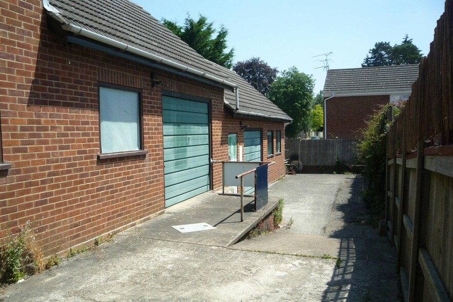 51 Clarence Rd, Fleet for lease - Building Photo - Image 2 of 5