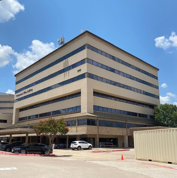 1600 W College St, Grapevine, TX for lease - Building Photo - Image 1 of 6