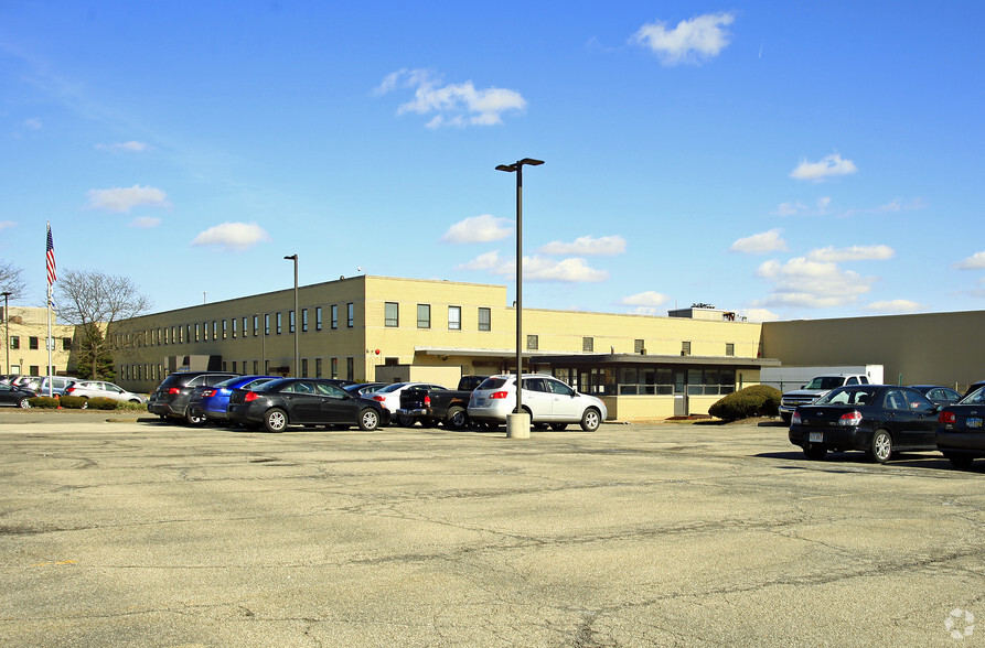 901 Cleveland St, Elyria, OH for lease - Building Photo - Image 2 of 3