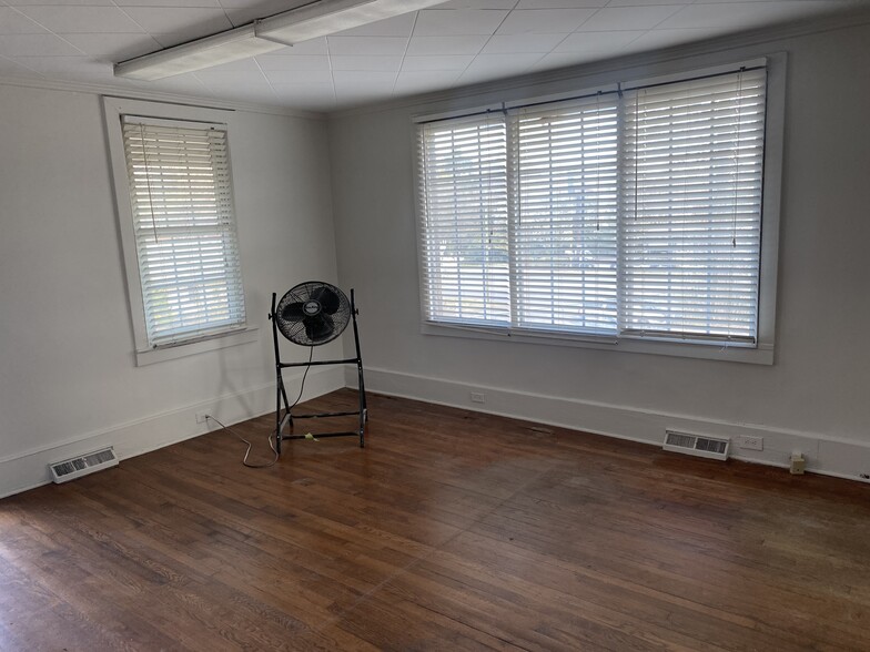 5019 Wilkinson Blvd, Charlotte, NC for lease - Building Photo - Image 3 of 14