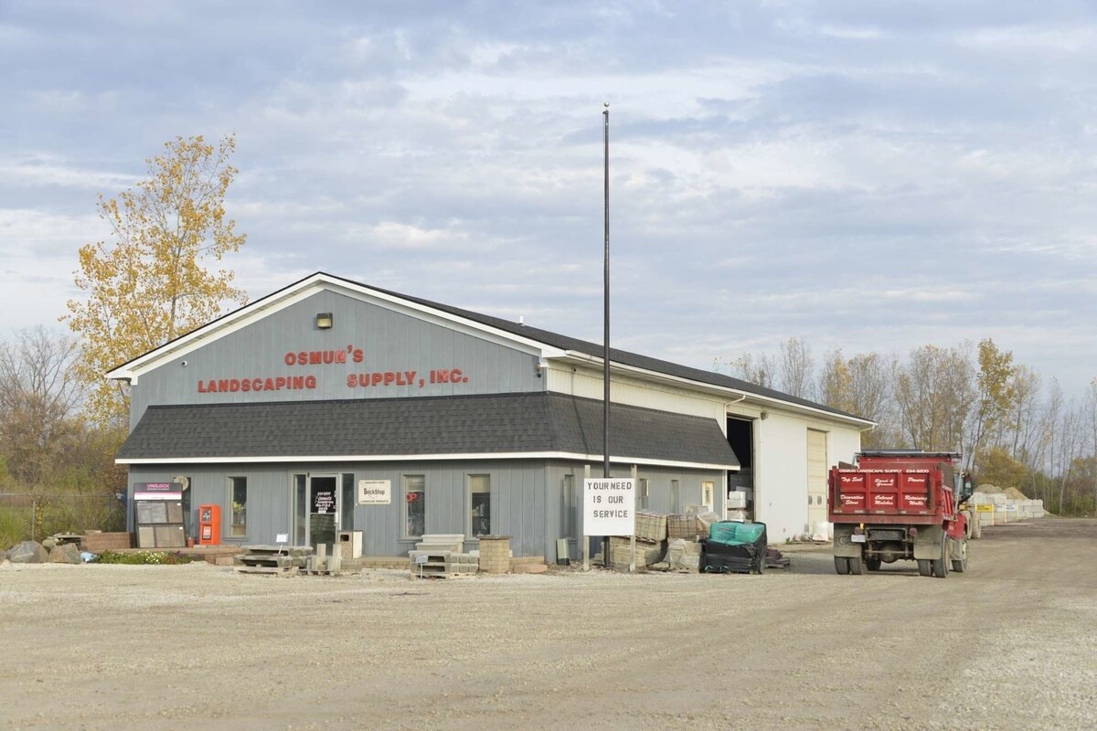 1372 W Hill Rd, Flint, MI for sale Primary Photo- Image 1 of 1