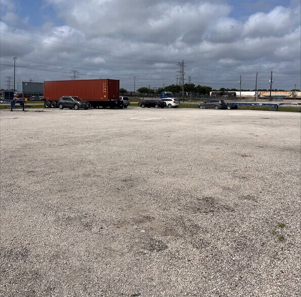 1300 S 16th St, La Porte, TX for lease - Building Photo - Image 3 of 6