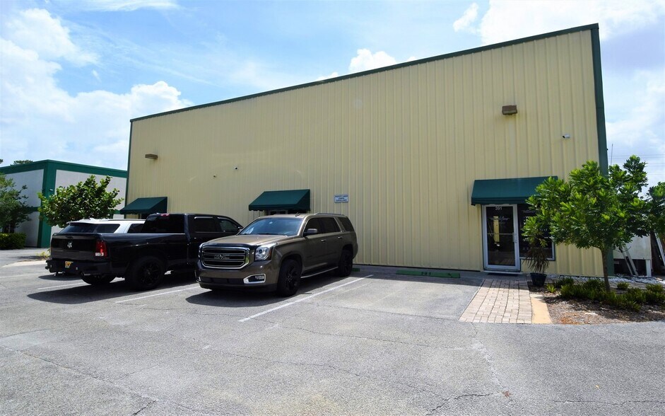 391 NE Baker Rd, Stuart, FL for sale - Building Photo - Image 1 of 1