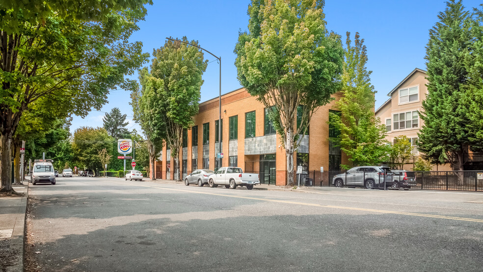 711 NE Halsey St, Portland, OR for lease - Building Photo - Image 3 of 8