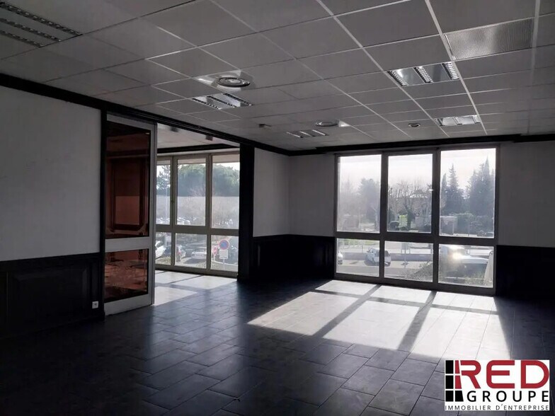 Retail in Aix-en-Provence for lease - Building Photo - Image 1 of 8