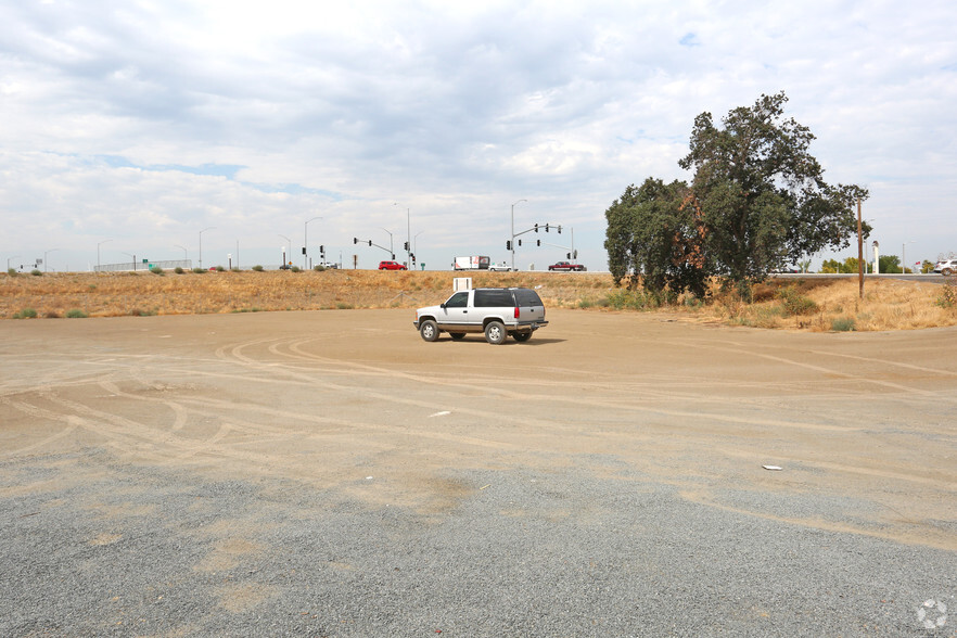 10555 12th Ave, Hanford, CA for lease - Building Photo - Image 1 of 4