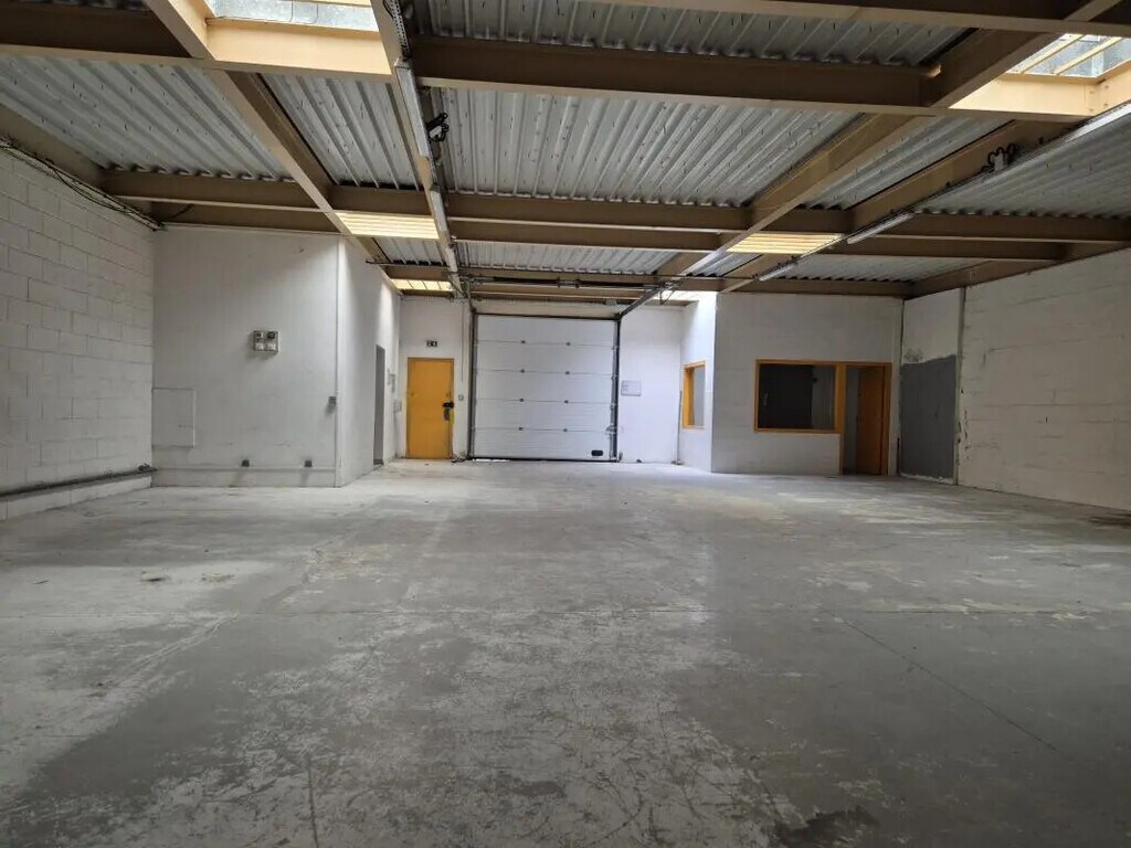 Location Entrepôt 300 m² - Photo 1