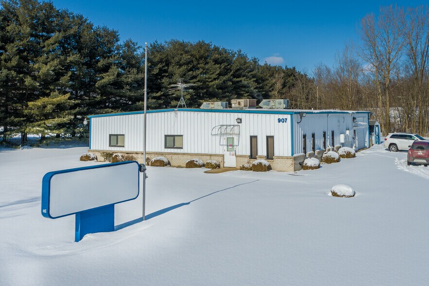 907 Weber Rd, Albion, IN for sale - Primary Photo - Image 1 of 1