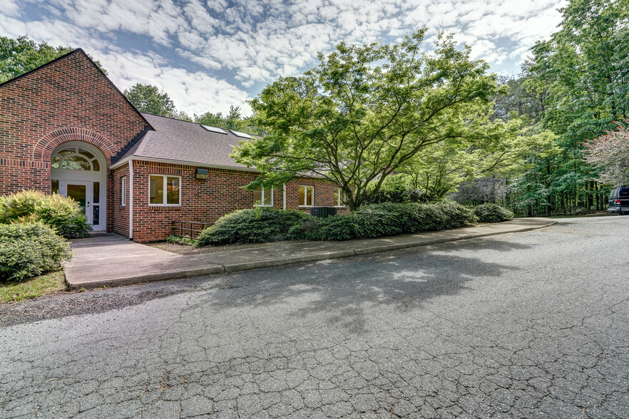 690 Bent Oaks Dr, Earlysville, VA for sale - Building Photo - Image 1 of 1