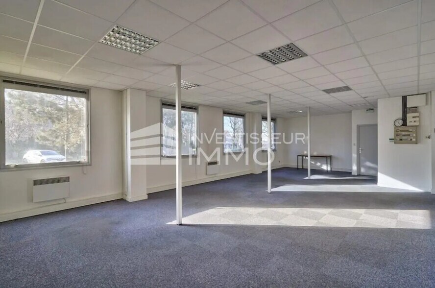 Flex in Torcy for lease - Interior Photo - Image 3 of 5