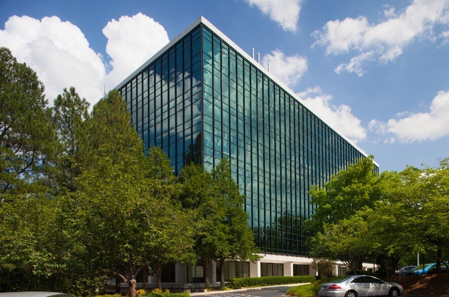 66 Perimeter Ctr E, Atlanta, GA for lease - Building Photo - Image 1 of 10