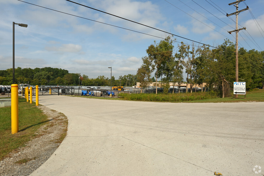 10885 Textile Rd, Belleville, MI for lease - Building Photo - Image 3 of 4