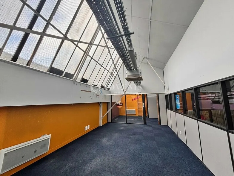 Office in Montreuil for lease - Building Photo - Image 3 of 7