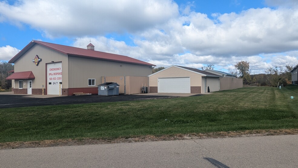 W4559 Lakepark Dr, Fond Du Lac, WI for sale - Building Photo - Image 2 of 5