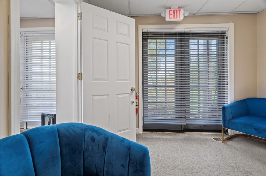 2 douglas Pike, Smithfield, RI for lease - Interior Photo - Image 2 of 45