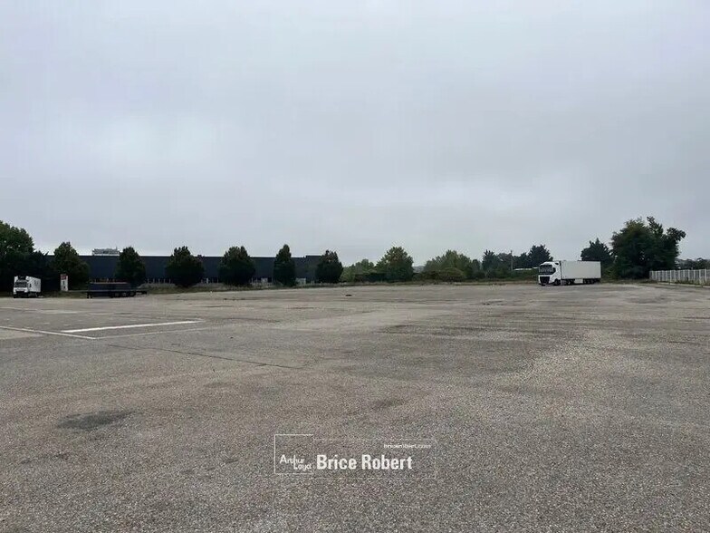 Office in Saint-Priest for lease - Building Photo - Image 1 of 5