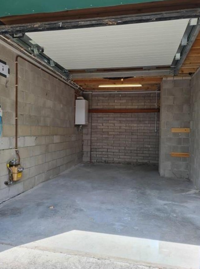 Boarshurst Ln, Oldham for lease Interior Photo- Image 1 of 2