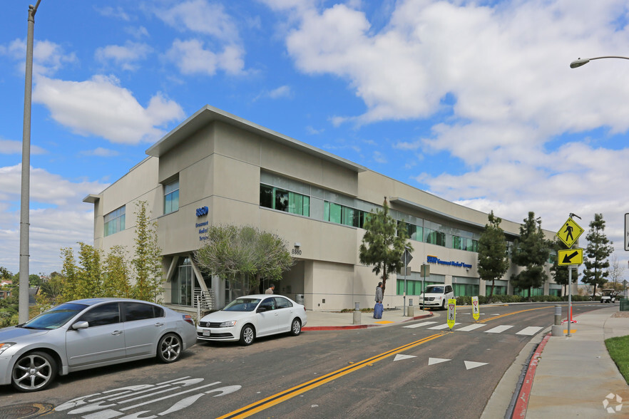 8860 Center Dr, La Mesa, CA for lease - Building Photo - Image 1 of 4