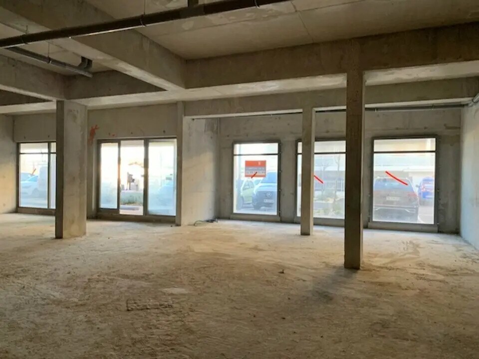 Retail in Avignon for lease Building Photo- Image 1 of 12