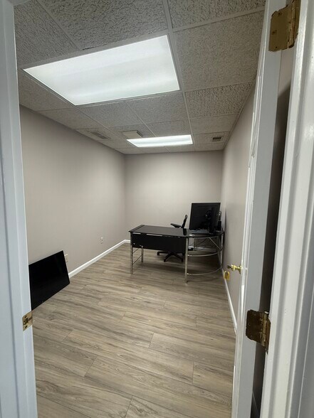 1026 N Mitthoeffer Rd, Indianapolis, IN for sale - Building Photo - Image 3 of 11