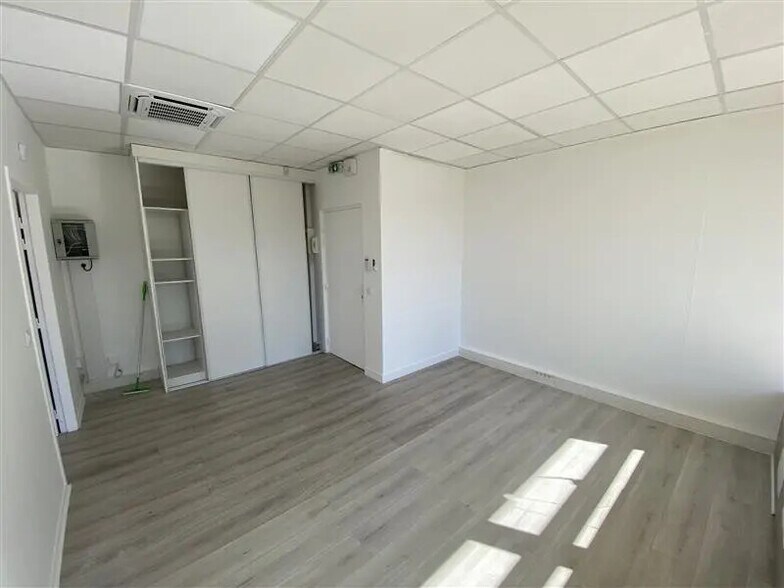 Office in Maisons-Alfort for lease - Interior Photo - Image 3 of 7