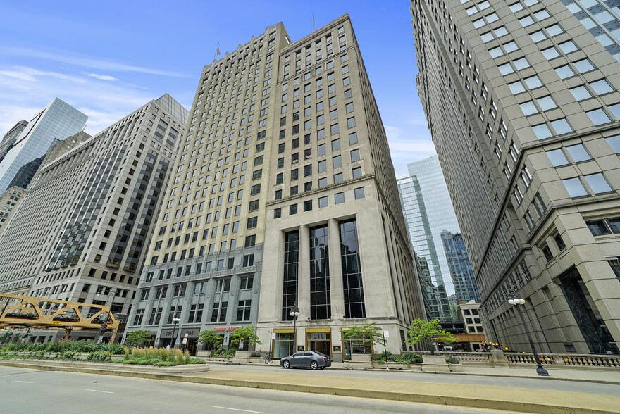 211 W Wacker Dr, Chicago, IL for lease - Building Photo - Image 2 of 13