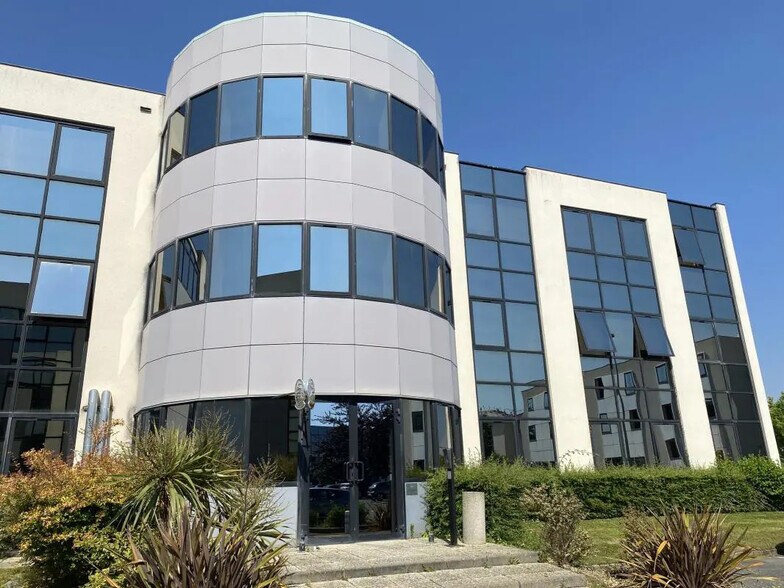 Office in Saint-Grégoire for lease - Building Photo - Image 1 of 13