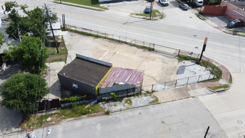 4010 N Main St, Houston, TX for lease - Building Photo - Image 2 of 5