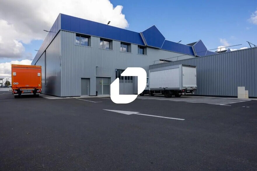 Office in Vaux-le-Pénil for lease - Building Photo - Image 1 of 21