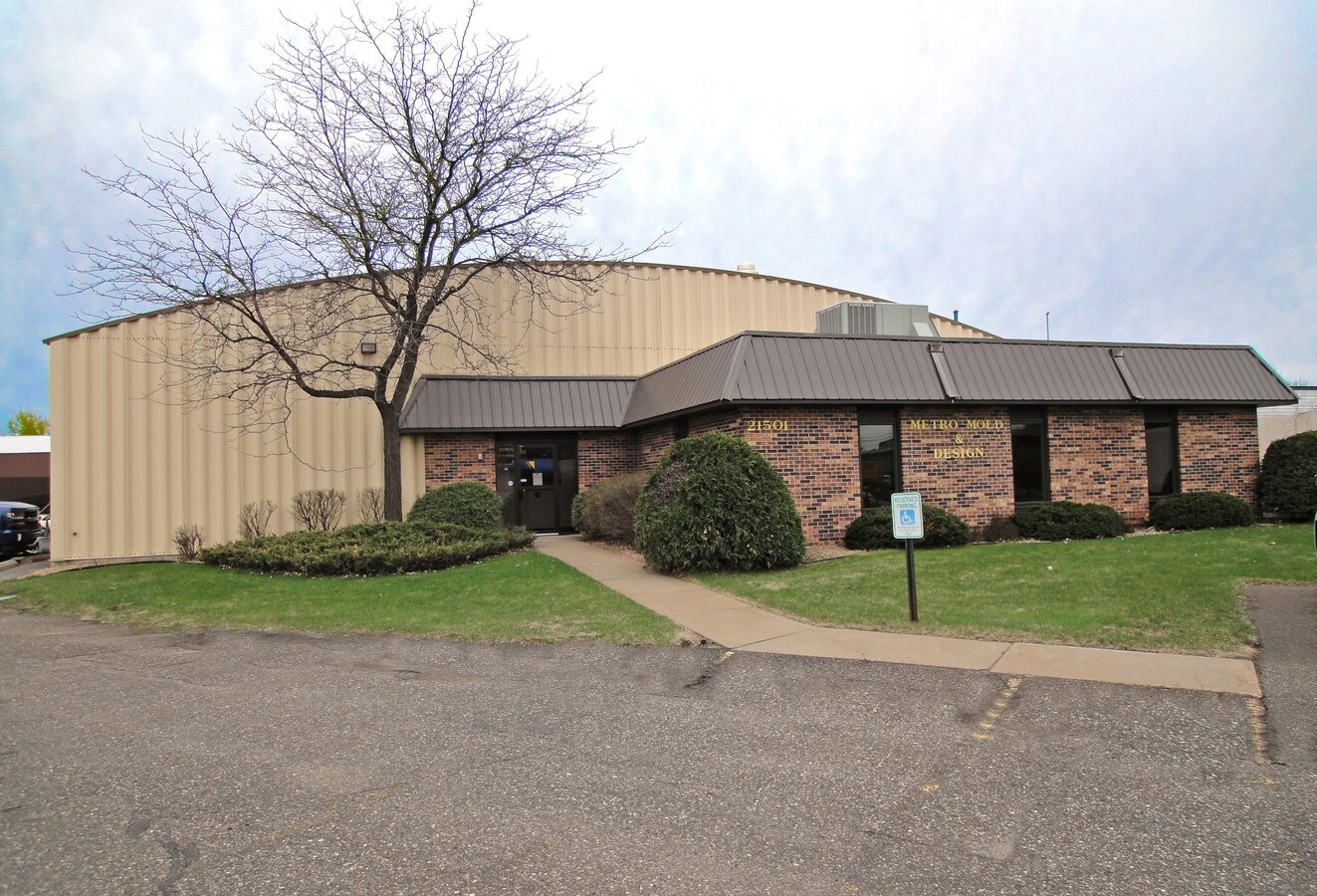 21501 John Deere Ln, Rogers, MN 55374