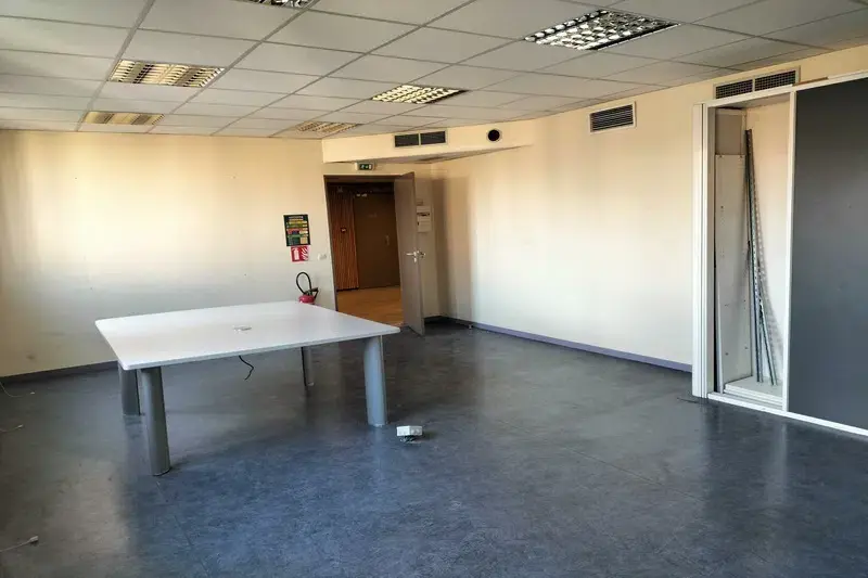 Office in Marseille for lease Interior Photo- Image 1 of 5