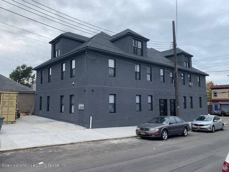 242 Hooker Pl, Staten Island, NY for sale - Primary Photo - Image 1 of 1