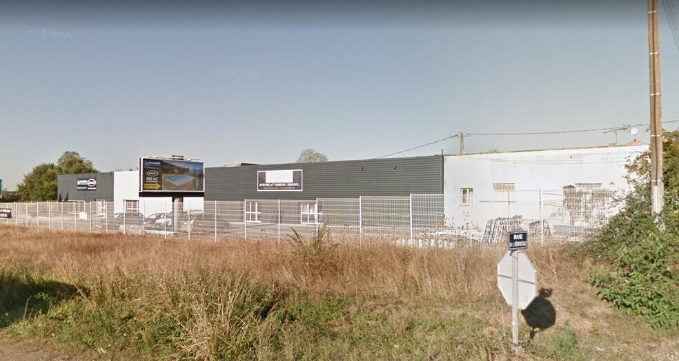 Retail in Poitiers for lease - Building Photo - Image 2 of 2