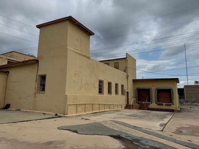 226-232 Rivas St, San Antonio, TX for lease - Building Photo - Image 2 of 16
