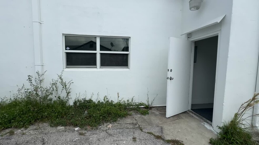 1160 NE 24th Ct, Wilton Manors, FL for lease - Commercial Listing Video - Image 2 of 12