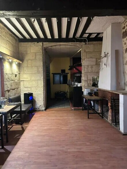 Retail in Bordeaux for lease - Interior Photo - Image 2 of 3
