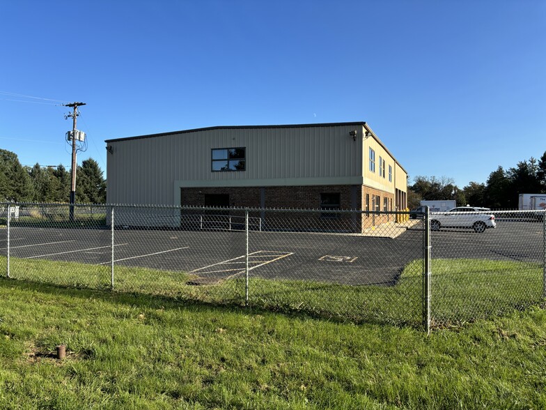 23 Prestige Ln, Lancaster, PA for lease - Building Photo - Image 3 of 5