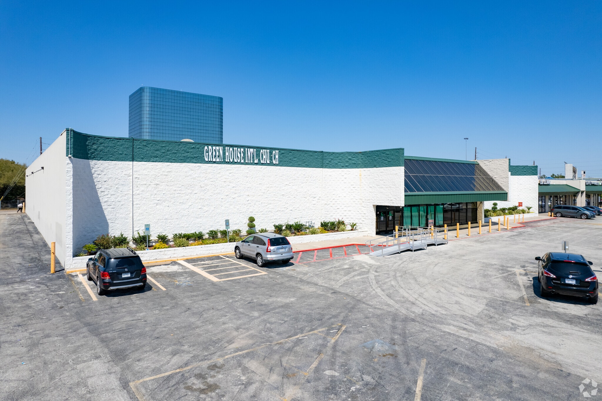 210 W Greens Rd, Houston, TX for lease Building Photo- Image 1 of 6