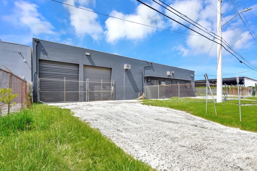 1101 NW 72nd St, Miami, FL for lease - Building Photo - Image 1 of 9