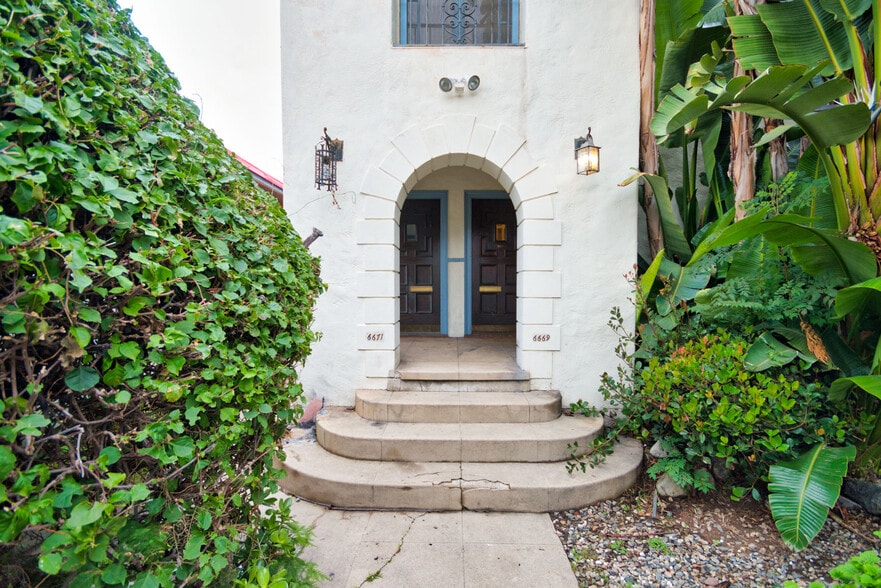 6669 De Longpre Ave, Los Angeles, CA for sale - Building Photo - Image 3 of 55