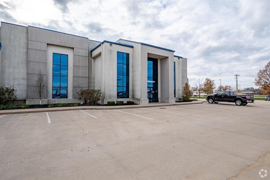 4625 6th St SW, Cedar Rapids, IA for lease - Building Photo - Image 3 of 30