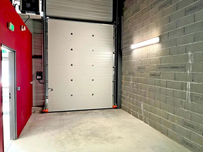 10 Rue Issac Newton, Plaisance-du-Touch for lease - Interior Photo - Image 2 of 14