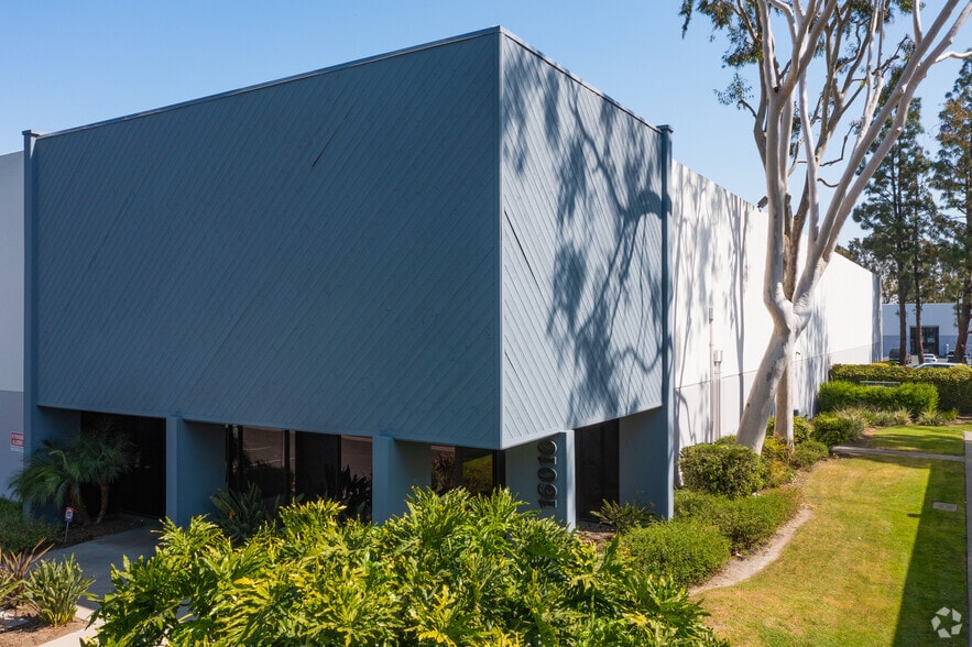 15950-16010 Bloomfield Ave, Cerritos, CA for lease - Building Photo - Image 2 of 5