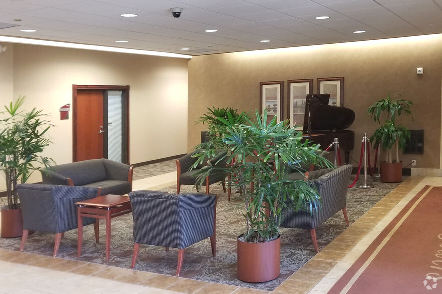 1700 W Highway 36, Roseville, MN for lease - Lobby - Image 2 of 4