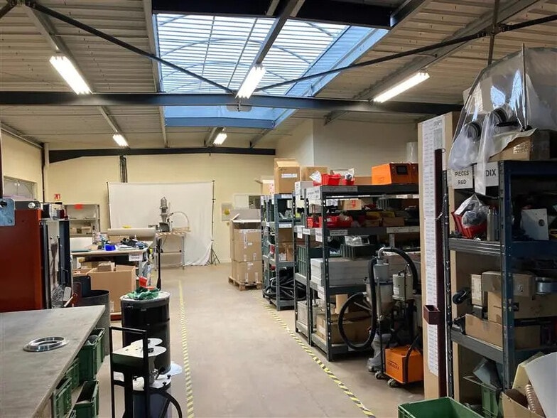 Flex in Vendôme for lease - Interior Photo - Image 1 of 7