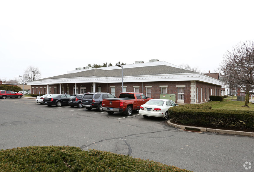 7 N Washington St, Plainville, CT for lease - Building Photo - Image 2 of 5