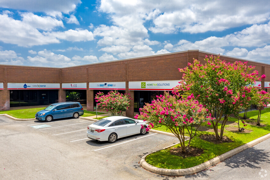 6901-6999 Alamo Downs Pky, San Antonio, TX for lease - Building Photo - Image 2 of 5