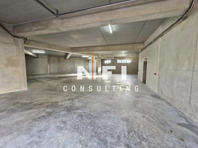 Flex in Valbonne for lease - Interior Photo - Image 3 of 3